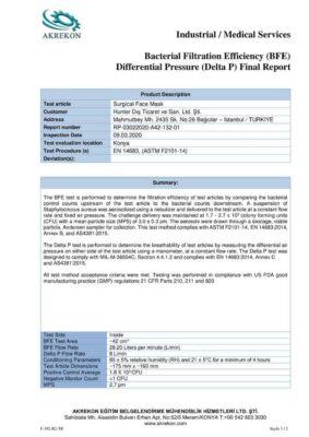 Cerrahi yüz maskesi için Bakteriyel Filtreleme Verimliliği (BFE) hakkında endüstriyel bir rapor. Ürün ayrıntılarını, test koşullarını ve özet bulguları içerir. Belgenin alt kısmında resmi logolar ve iletişim bilgileri bulunur.